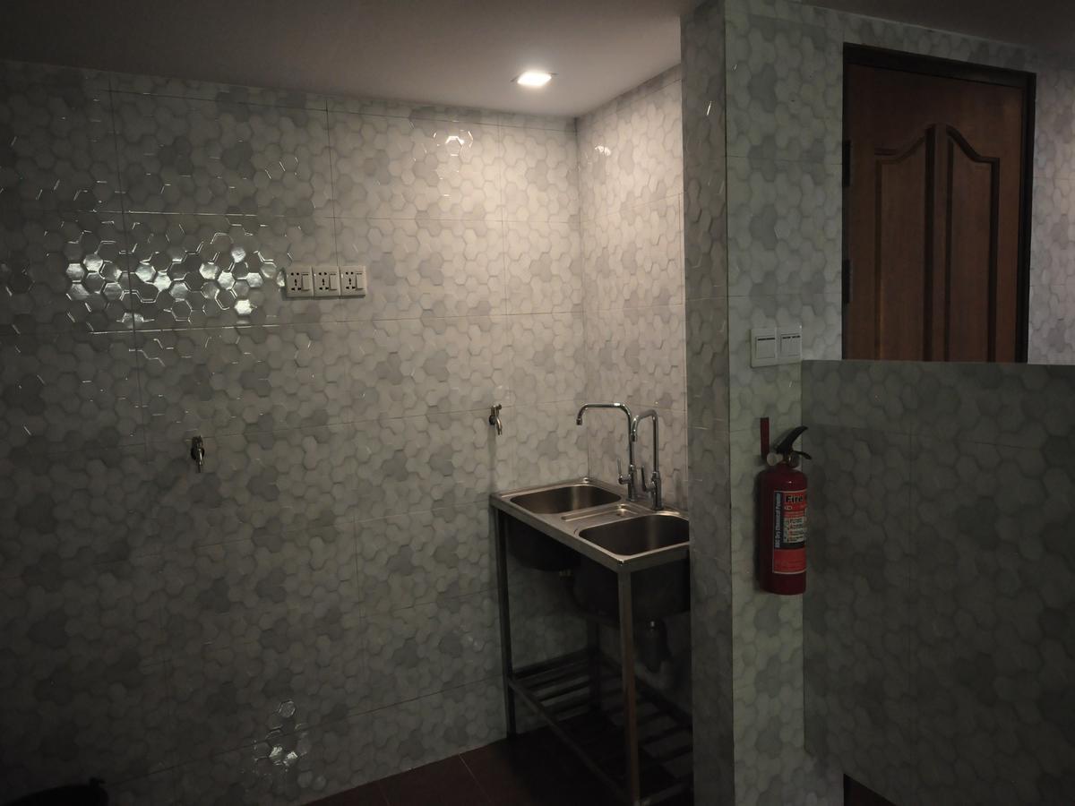 Hostel Latha Янгон Екстериор снимка