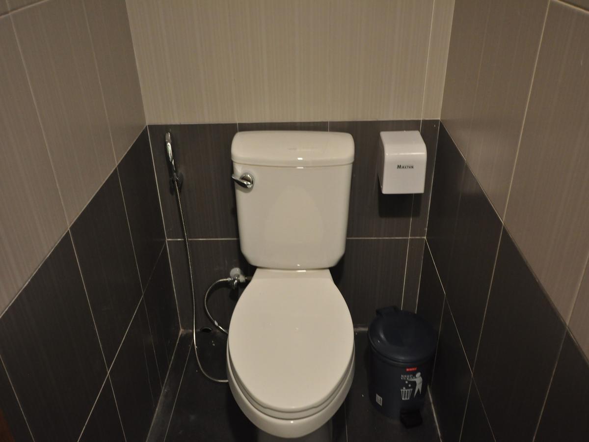 Hostel Latha Янгон Екстериор снимка