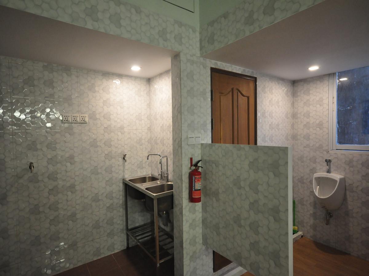 Hostel Latha Янгон Екстериор снимка