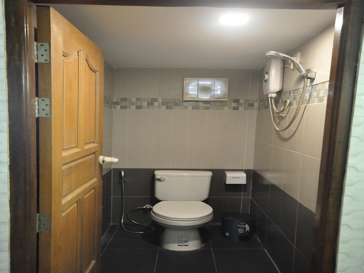 Hostel Latha Янгон Екстериор снимка