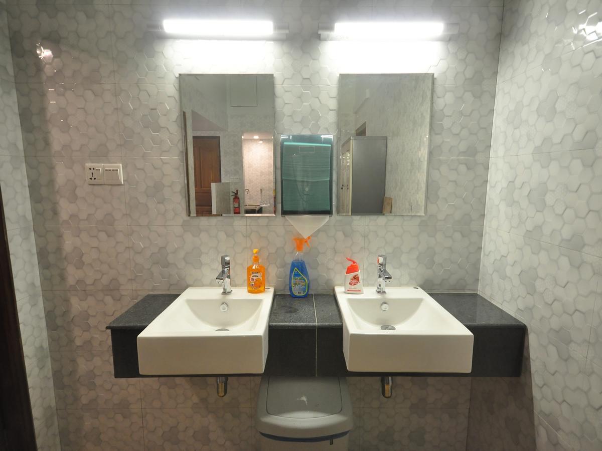 Hostel Latha Янгон Екстериор снимка