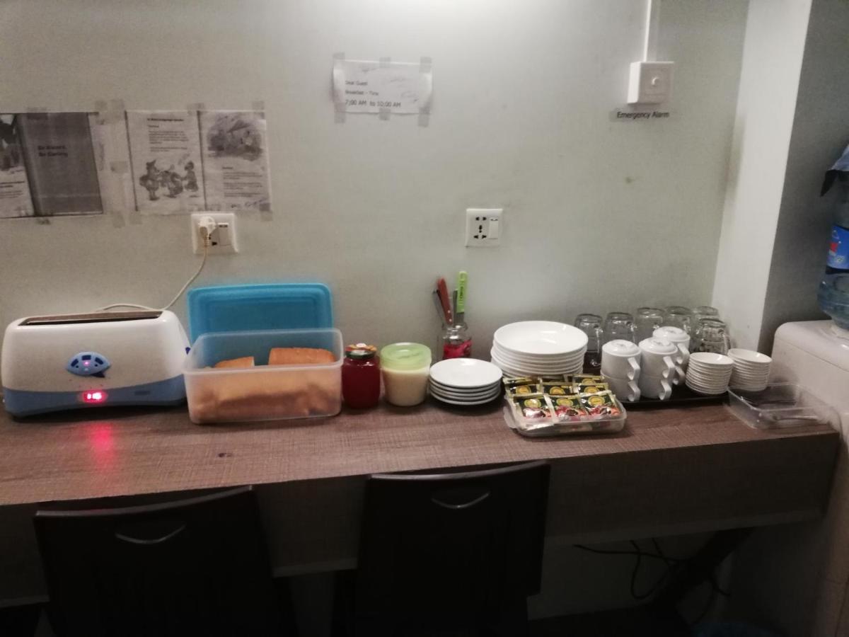 Hostel Latha Янгон Екстериор снимка